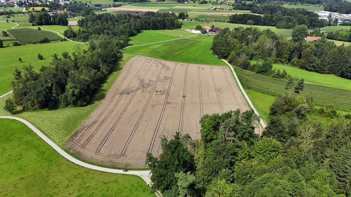 Ein Luftbild eines Ackers, der dereinst zur Deponie wird.